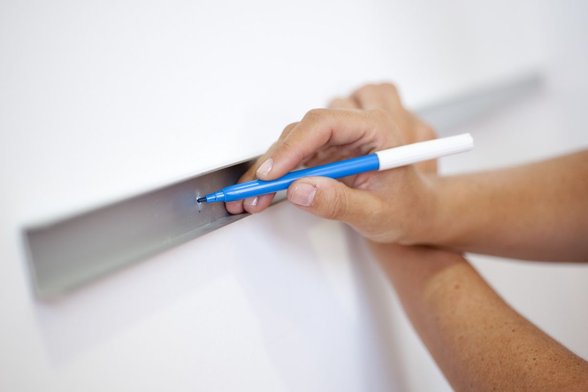 Bricomania 662 Fijar escritorio en la pared p5