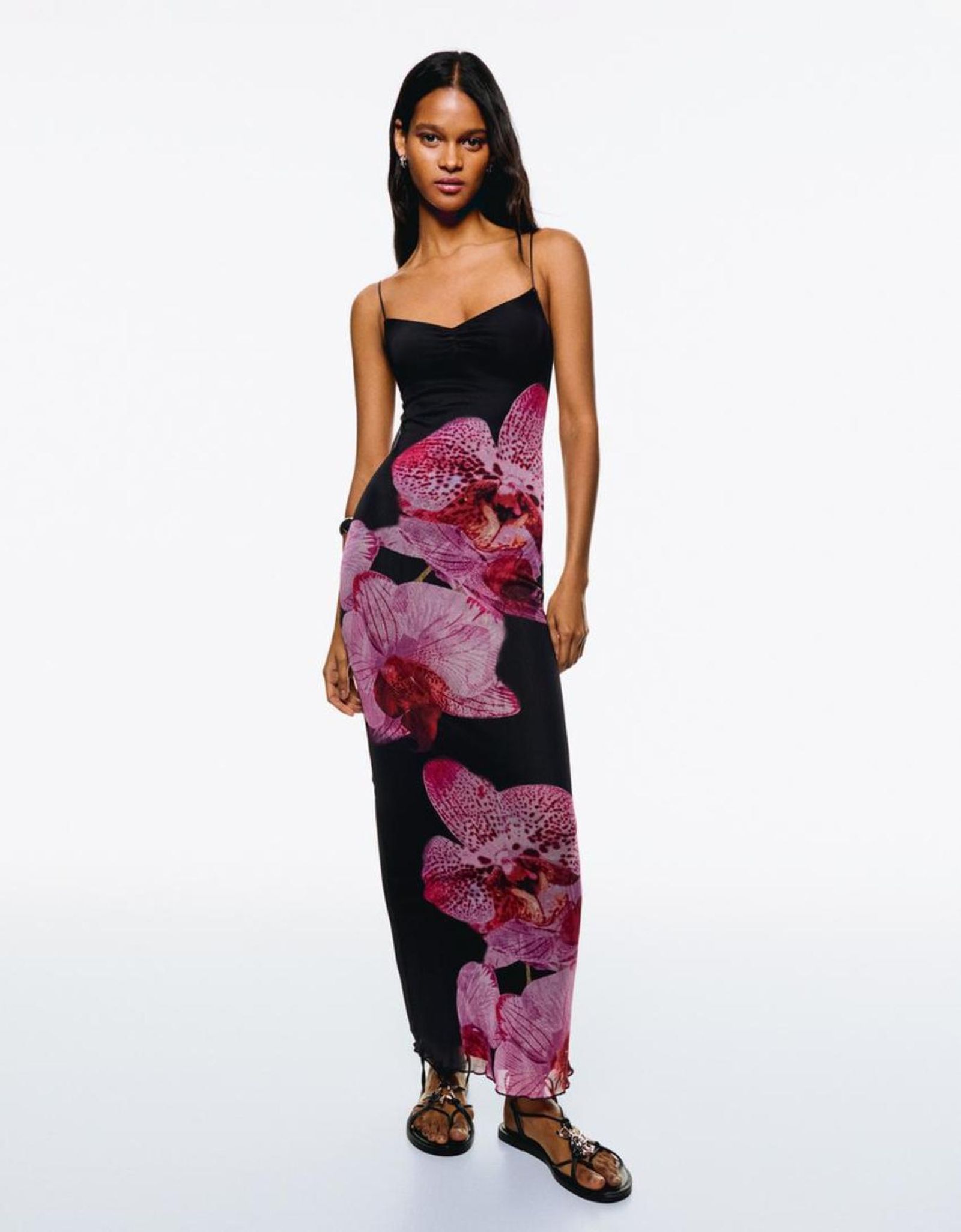 Vestido midi de tul con print de flores en negro y violeta. Vestido midi de tul con print de flores en negro y violeta.