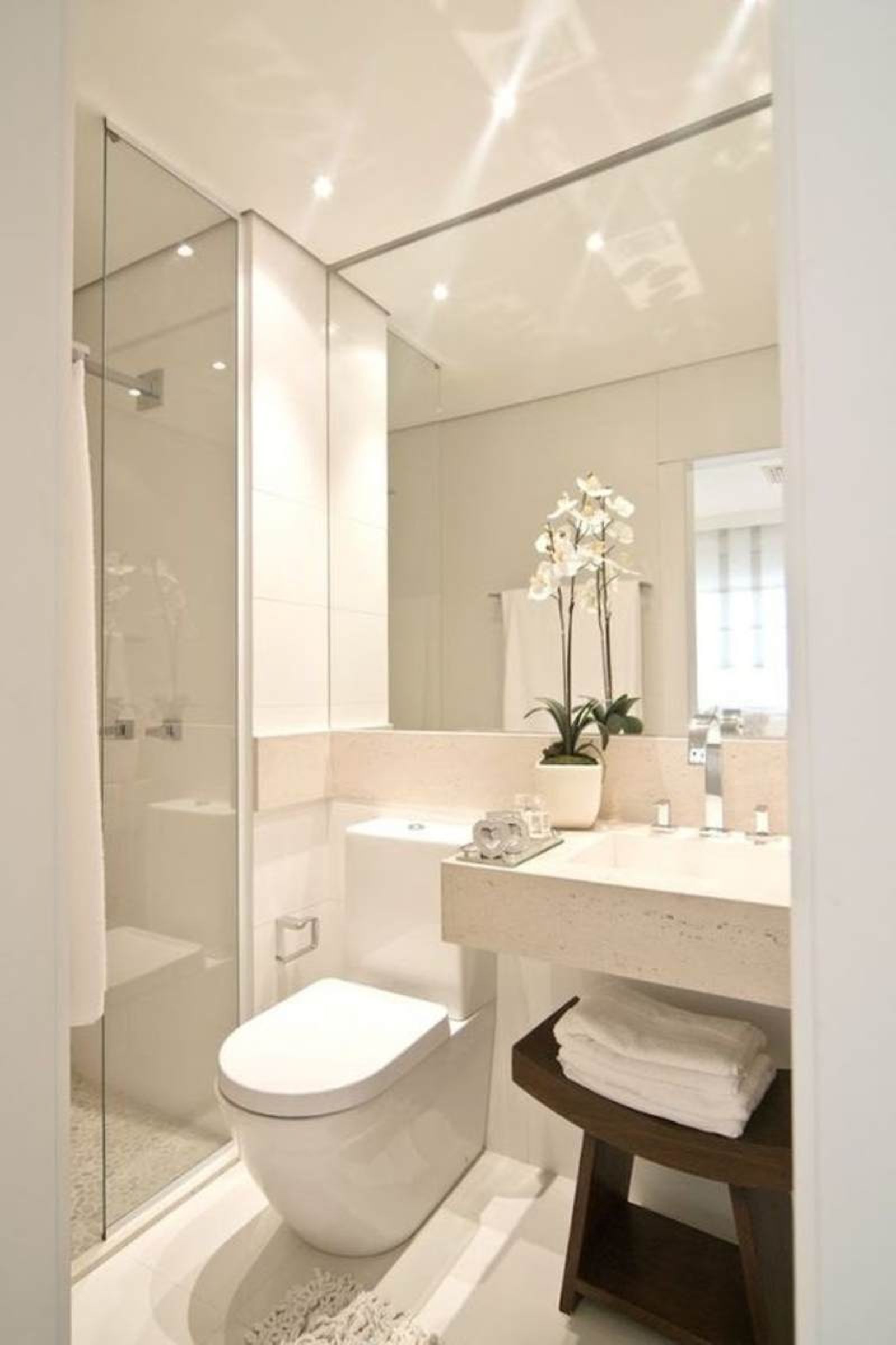 Un espejo grande para agrandar el baño