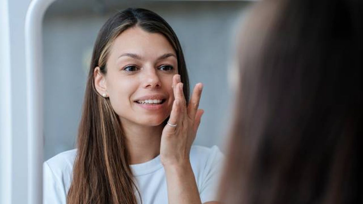 aplicar crema hidratante rostro sudor facial 1