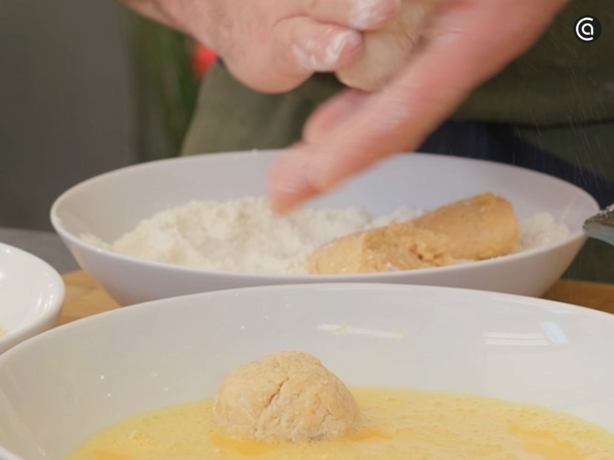 Con la masa fría, damos forma a las croquetas y las pasamos por harina, huevo batido y pan rallado.