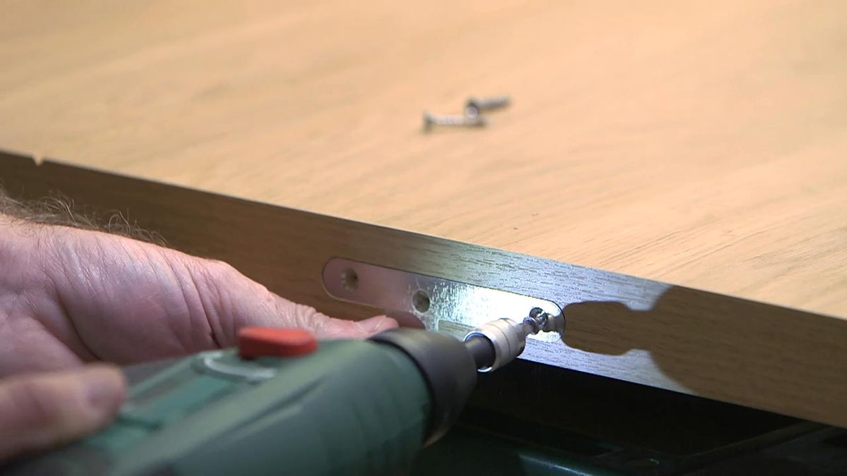 Como convertir una puerta abatible en una puerta corredera paso 1