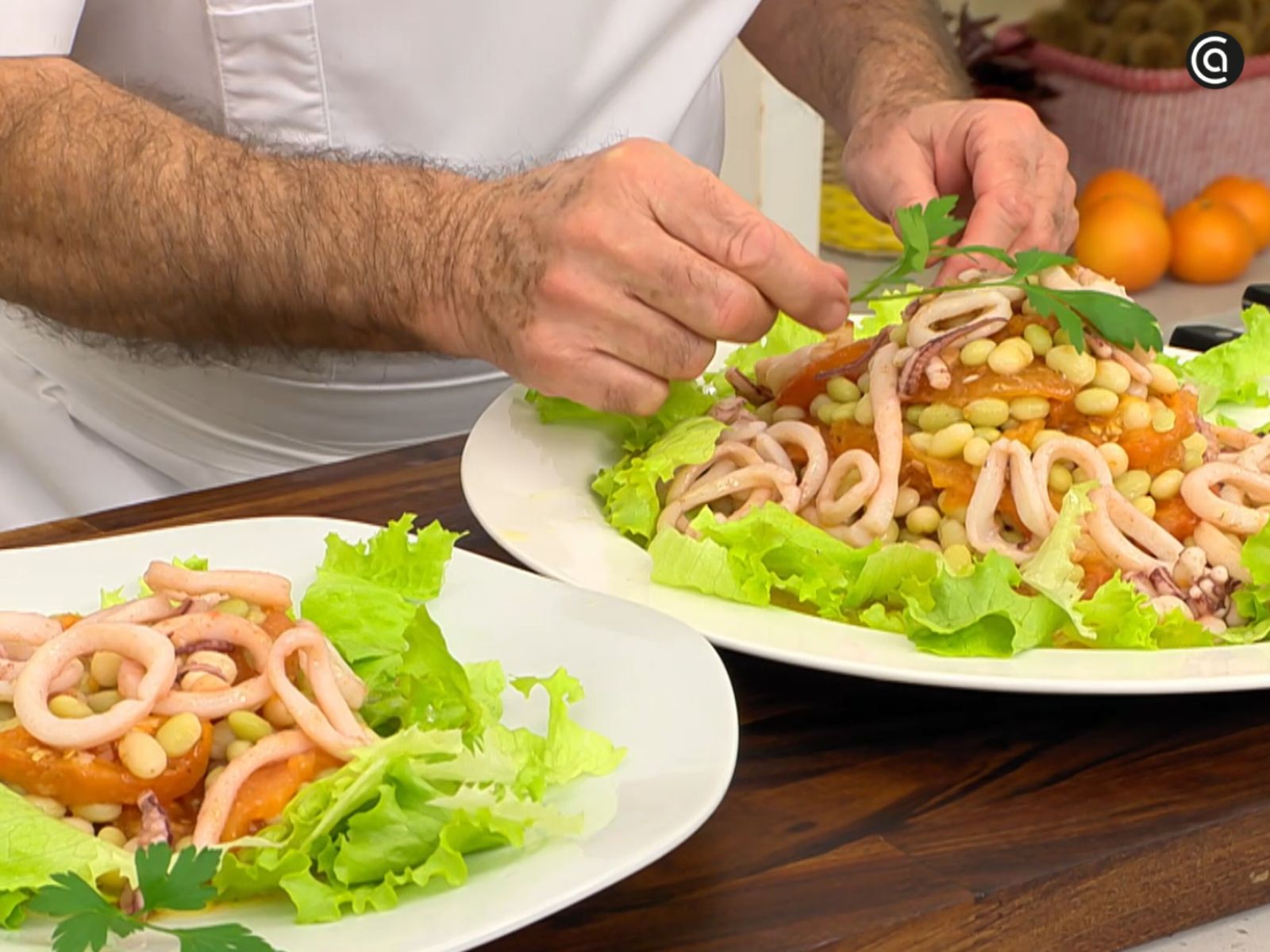 La ensalada se monta al momento, con la lechuga como base y los calamares en el centro.