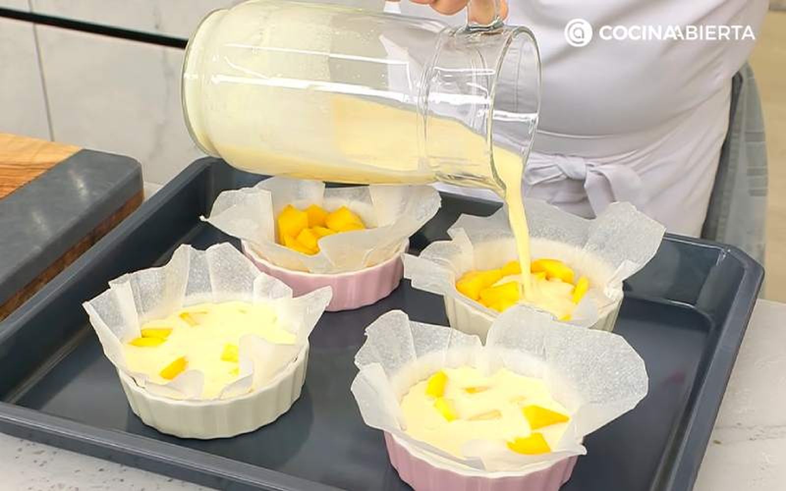 Vierte la masa en los 4 moldes Vierte la masa en los 4 moldes