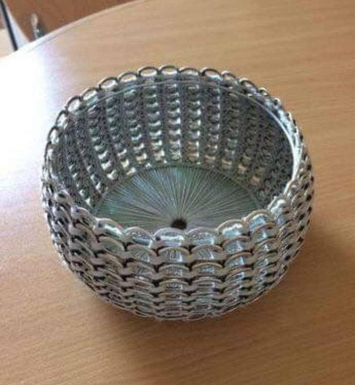 Un frutero hecho con anillas y lana