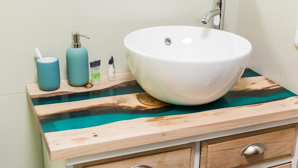 Cuarto de baño verde con encimera de resina 15