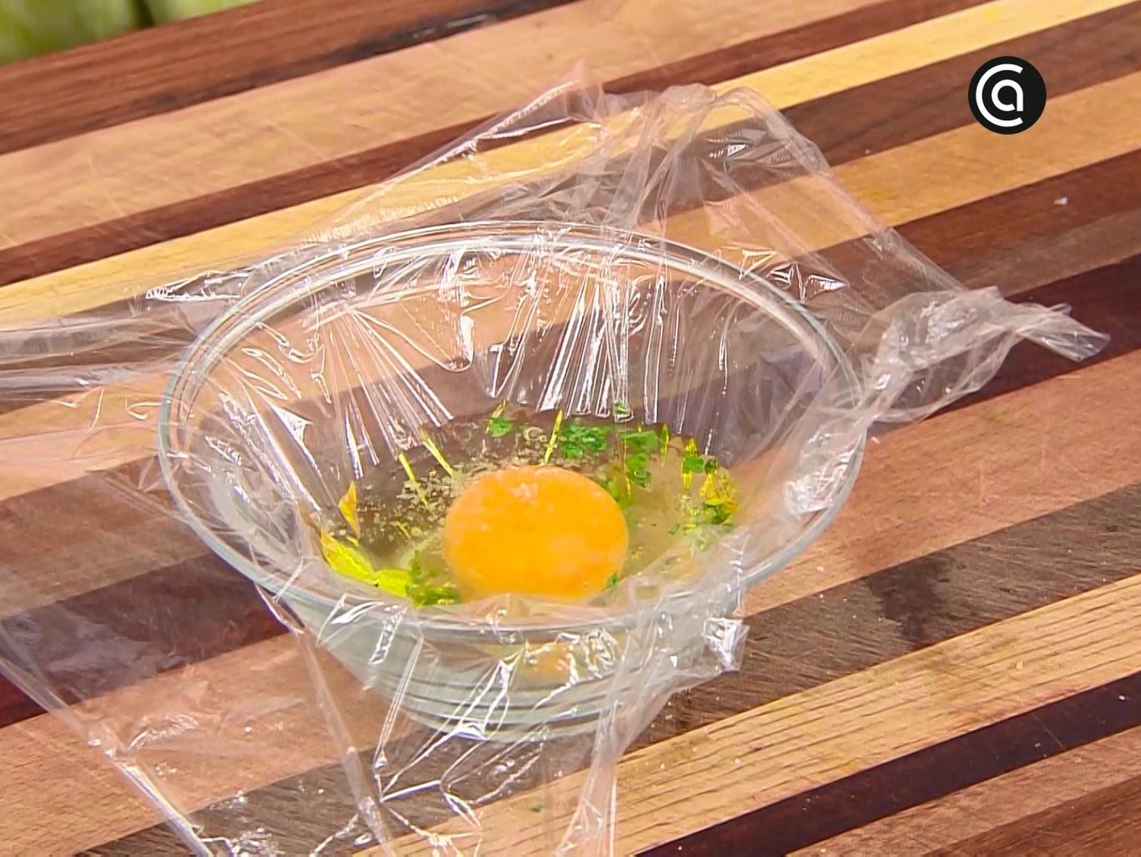 Cómo hacer huevos poché con film - Cubre un bol con film y añade aceite de oliva Cómo hacer huevos poché con film - Cubre un bol con film y añade aceite de oliva