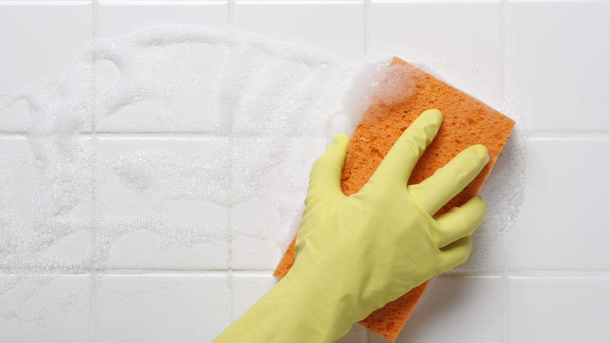 Con la sal de Epsom eliminarás las manchas negras de las juntas de los azulejos