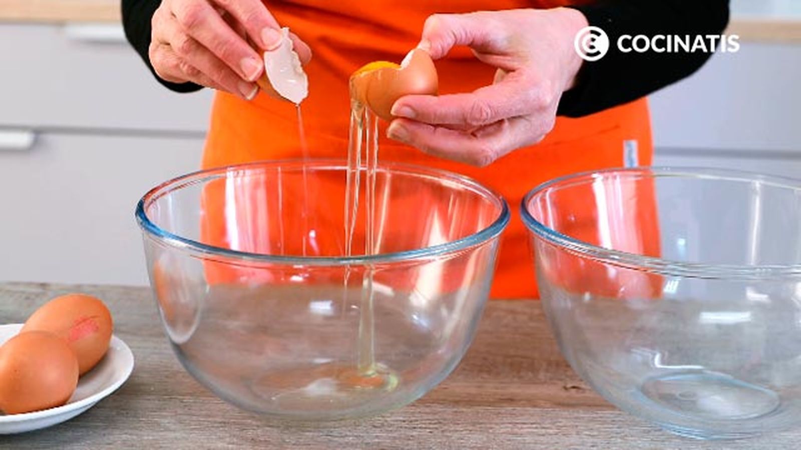 Separa las claras de las yemas Receta de pastel mágico o pastel inteligente paso 1