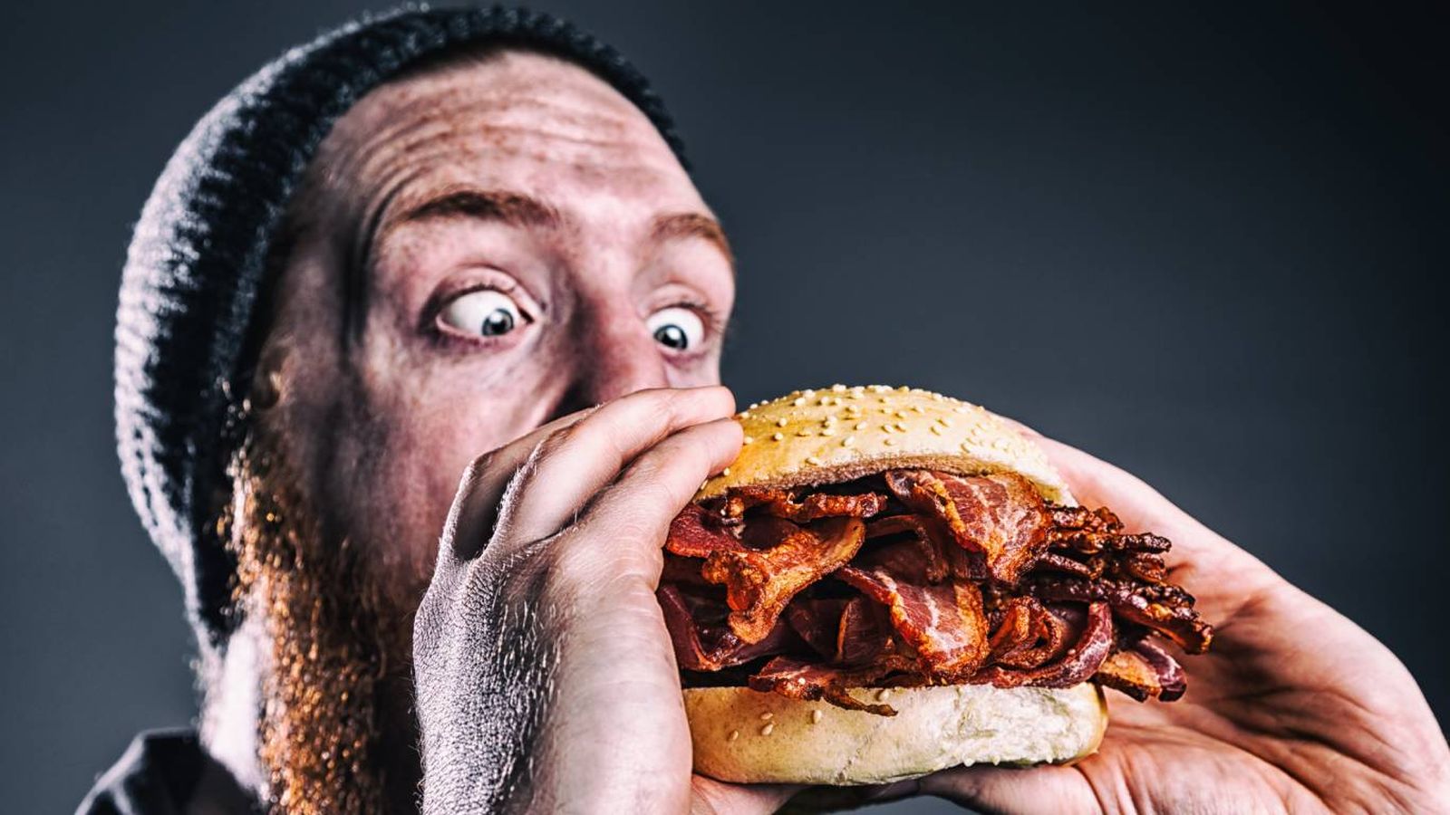 Aunque hoy es un icono global, la hamburguesa tiene un origen mucho más antiguo y curioso.