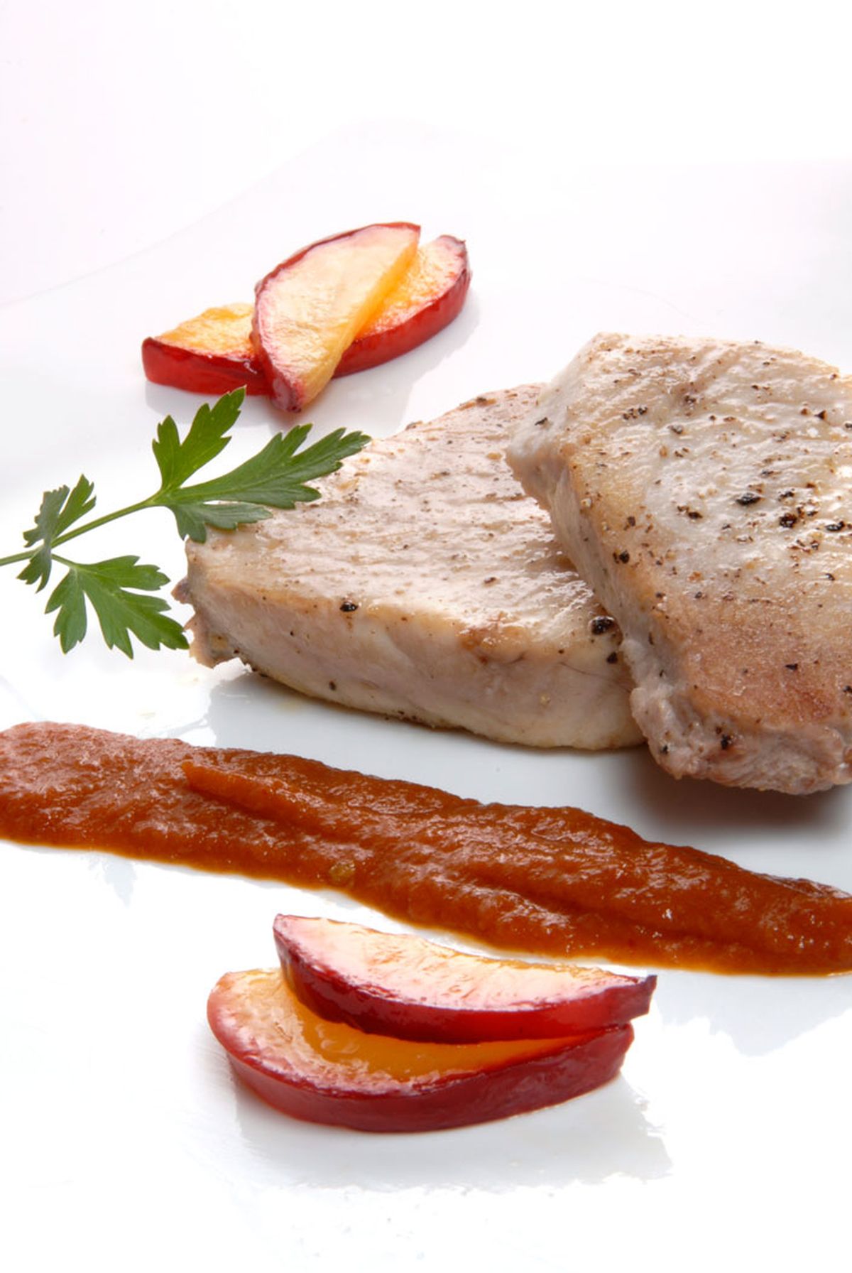 Atún con salsa de ñoras y nectarinas