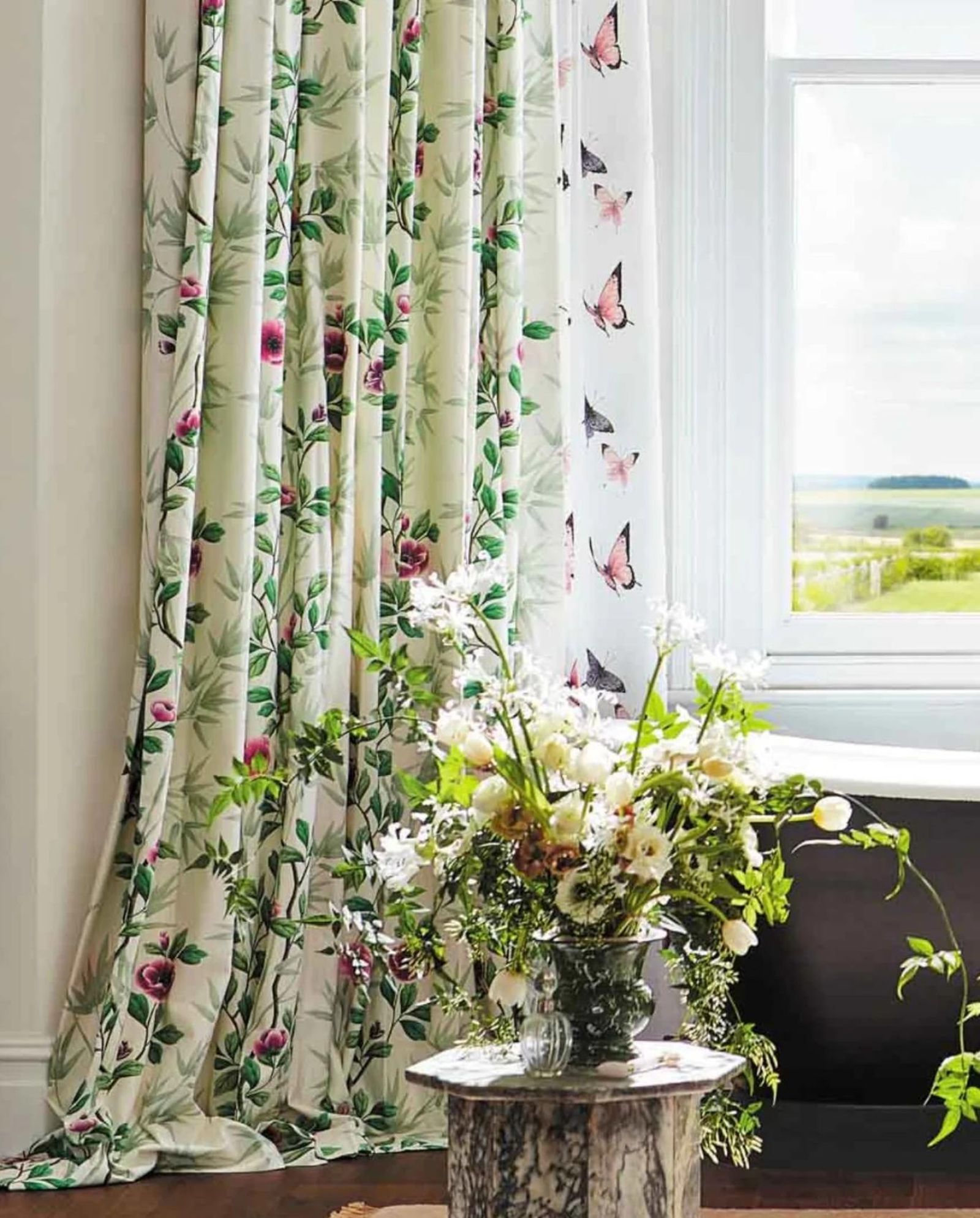 Cortinas con estampado primaveral. Cortinas con estampado primaveral.