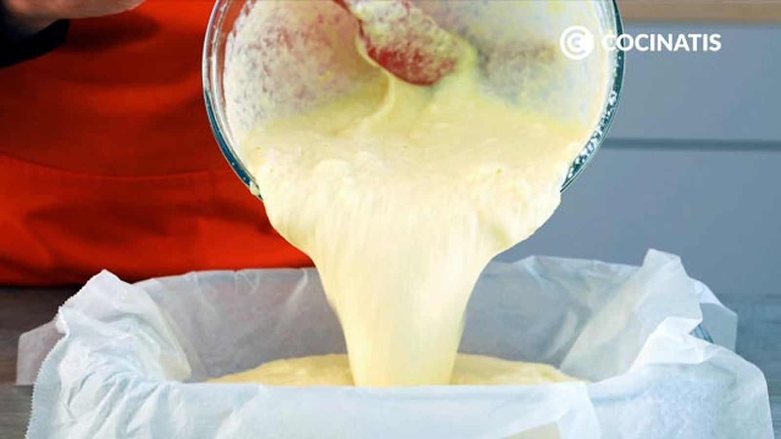 Vuelca la masa a un molde Receta de pastel mágico o pastel inteligente paso 5