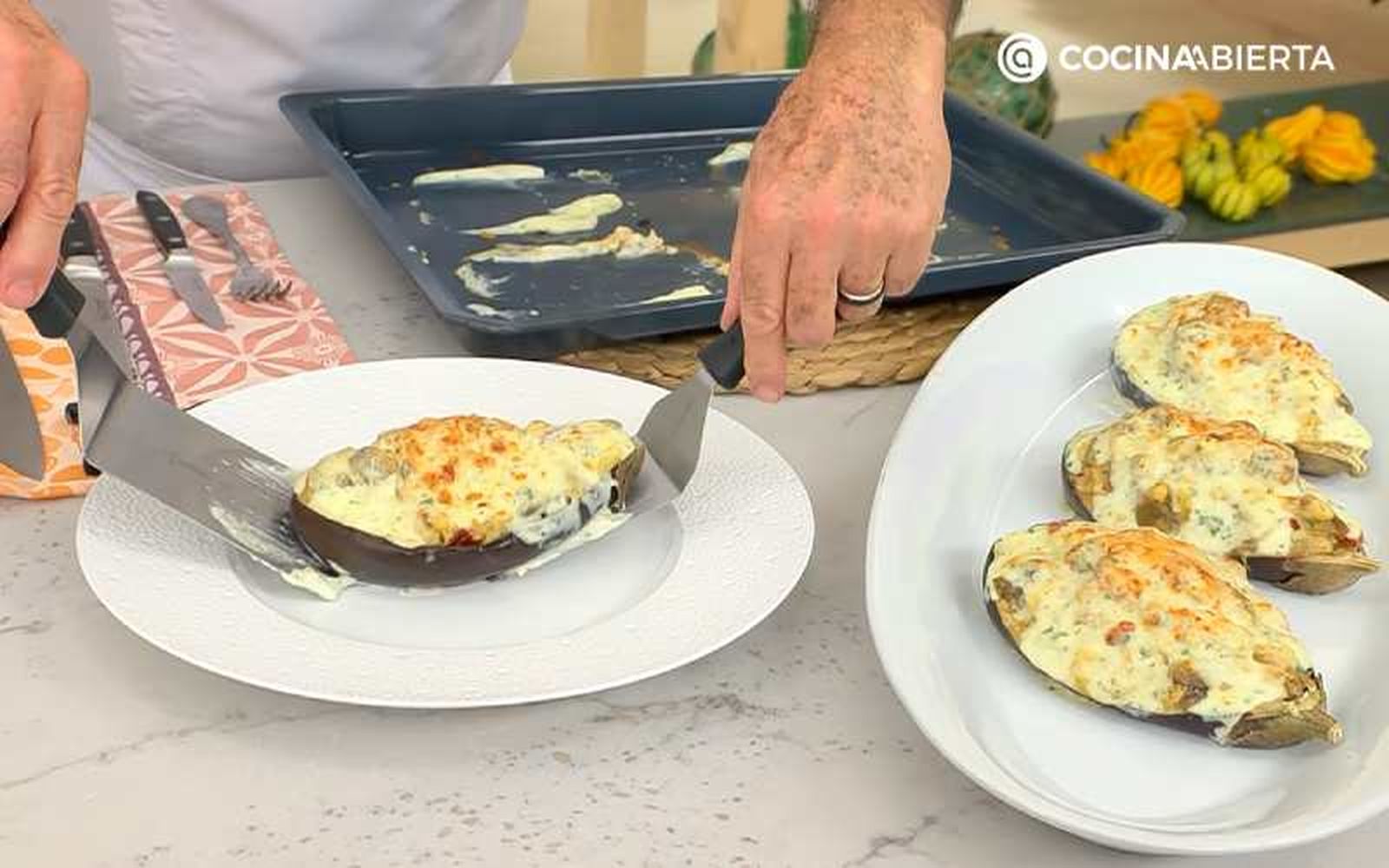 Sirve y decora las berenjenas rellenas de bacalao Sirve y decora las berenjenas rellenas de bacalao