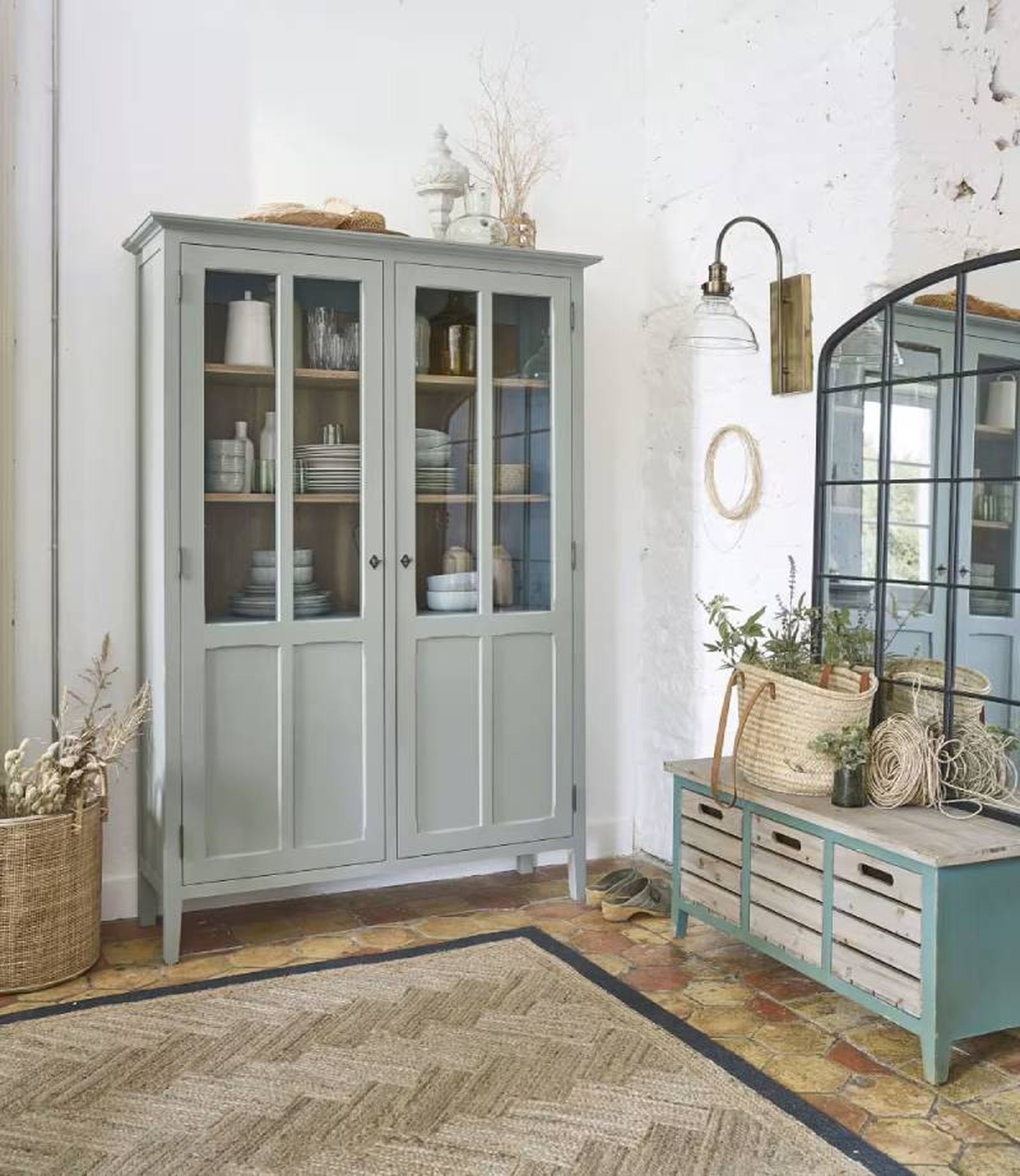 Mueble vajillero de estilo provenzal. Mueble vajillero de estilo provenzal.
