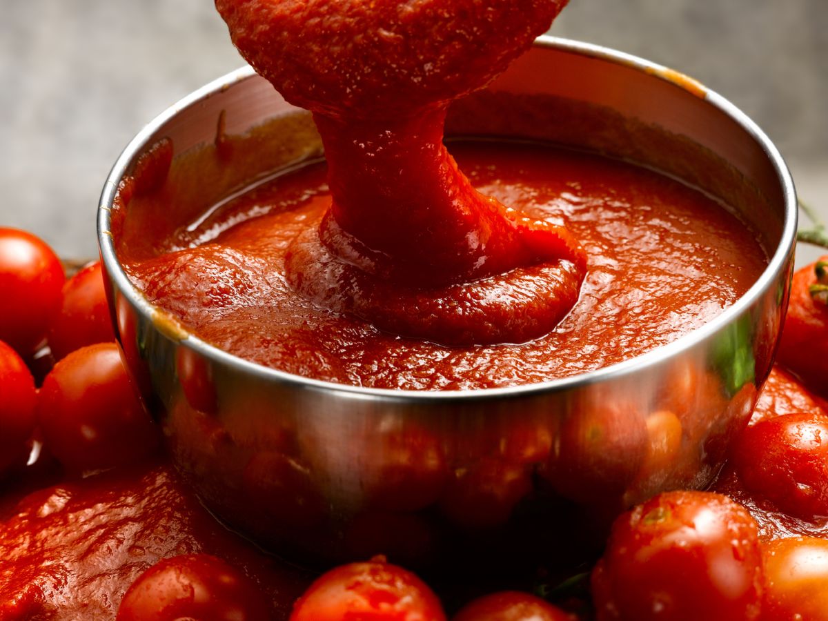 Salsa de tomate casera con sofrito de verduras, perfecta para pastas, pizzas y guisos de temporada.