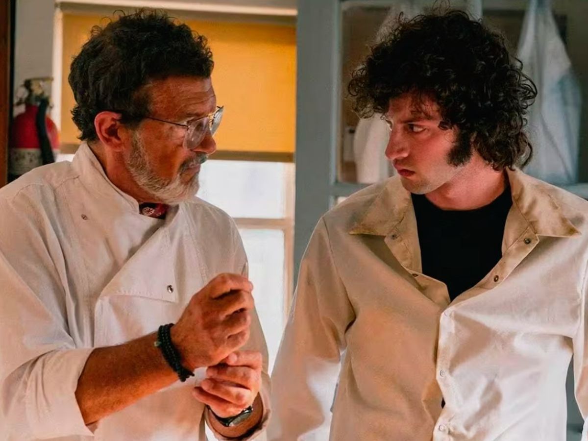 Antonio Banderas interpreta a Ciro, el dueño del primer restaurante donde debuta el cocinero