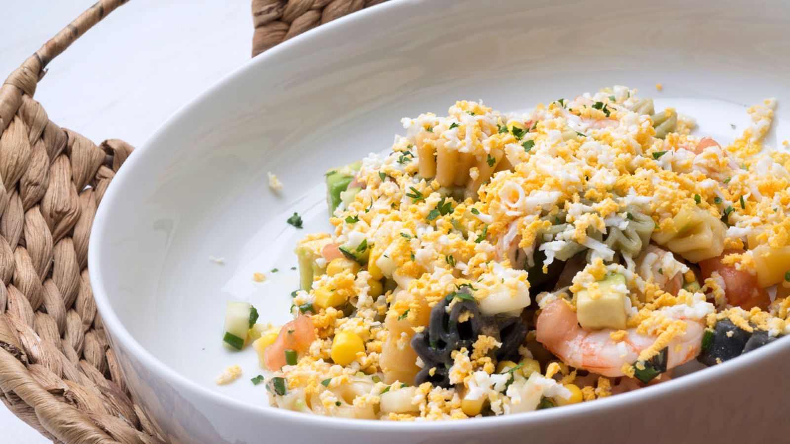 Ensalada de pasta, verduras y gambas