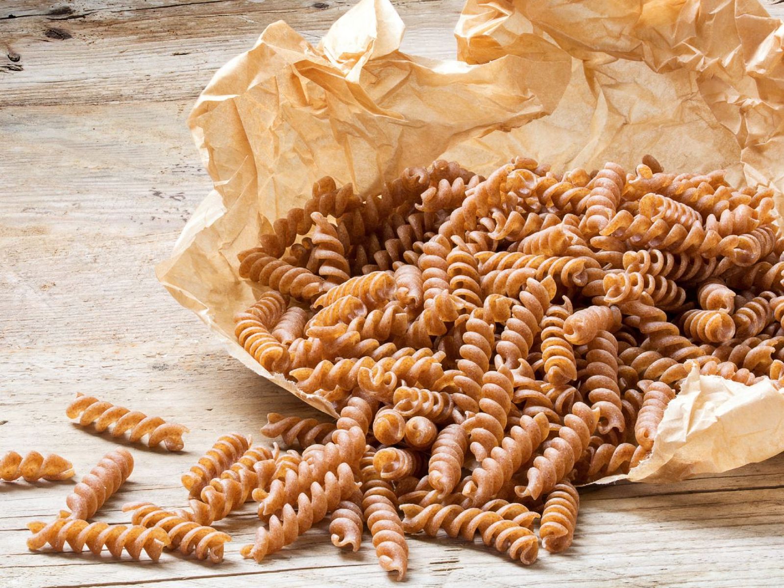 La pasta integral se hace con sémola de trigo integral, usando el grano completo La pasta integral se hace con sémola de trigo integral, usando el grano completo