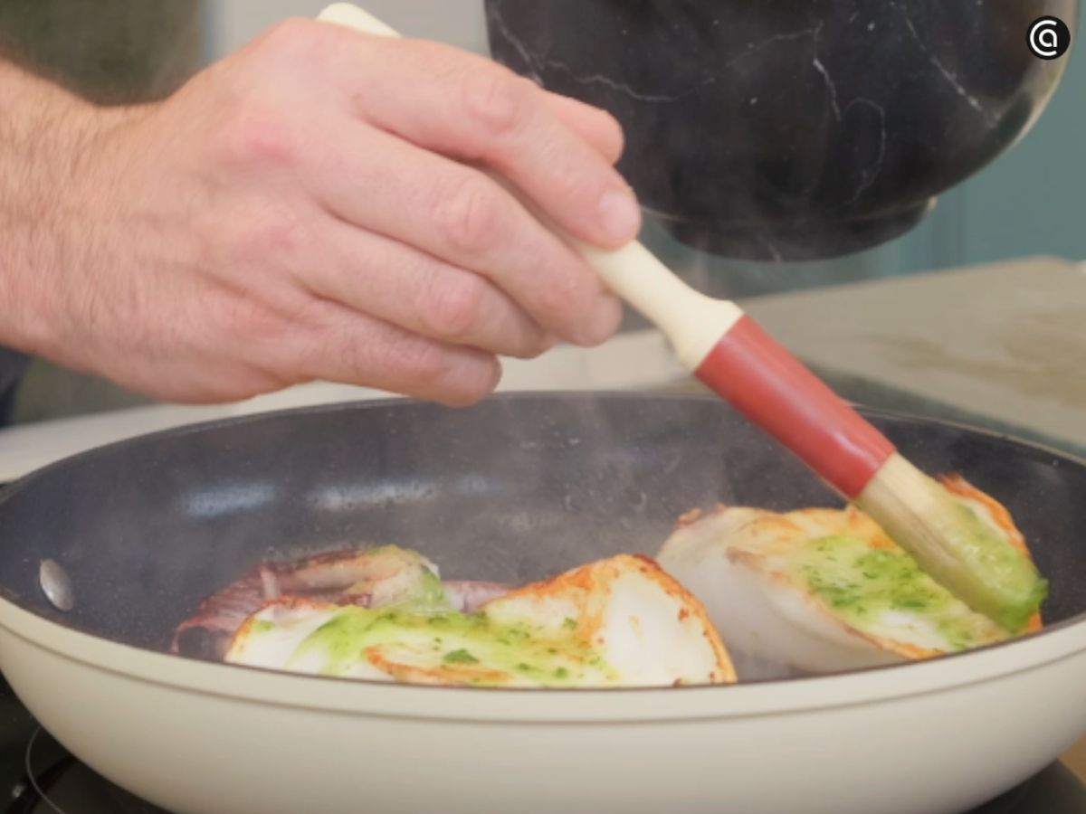 Pincela los calamares recién hechos con el aliño de ajo y perejil para potenciar su sabor.