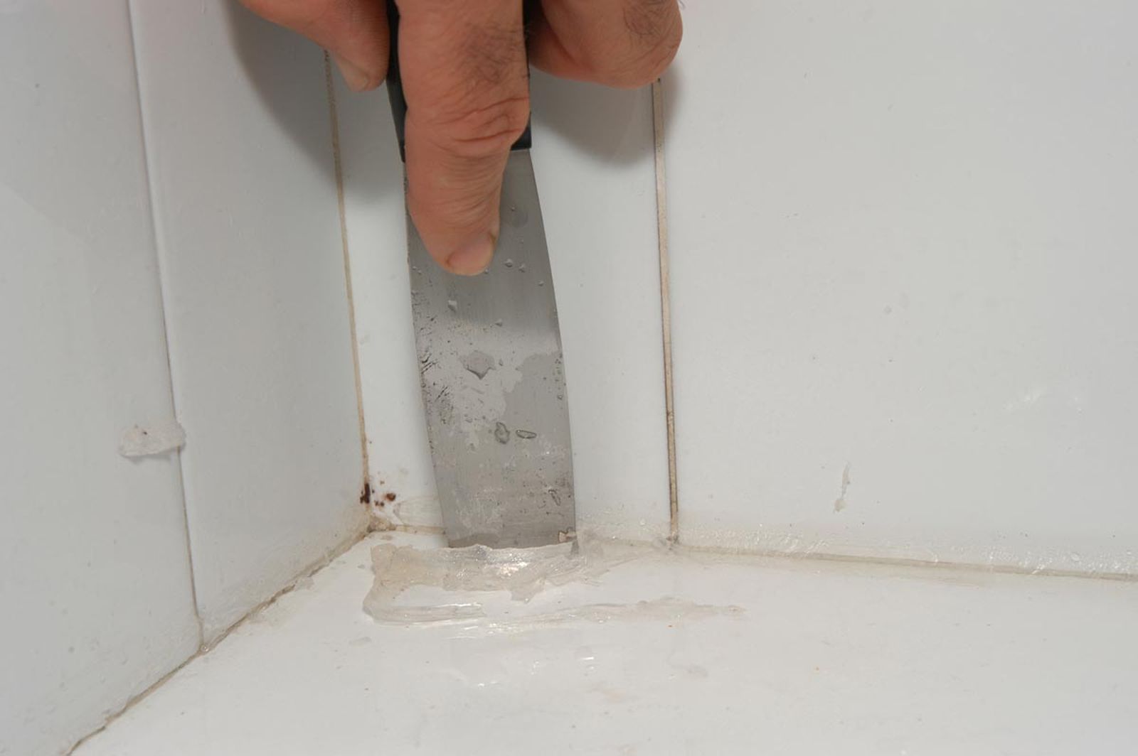 Eliminar y cambiar la silicona de una bañera paso 4 Eliminar y cambiar la silicona de una bañera paso 4