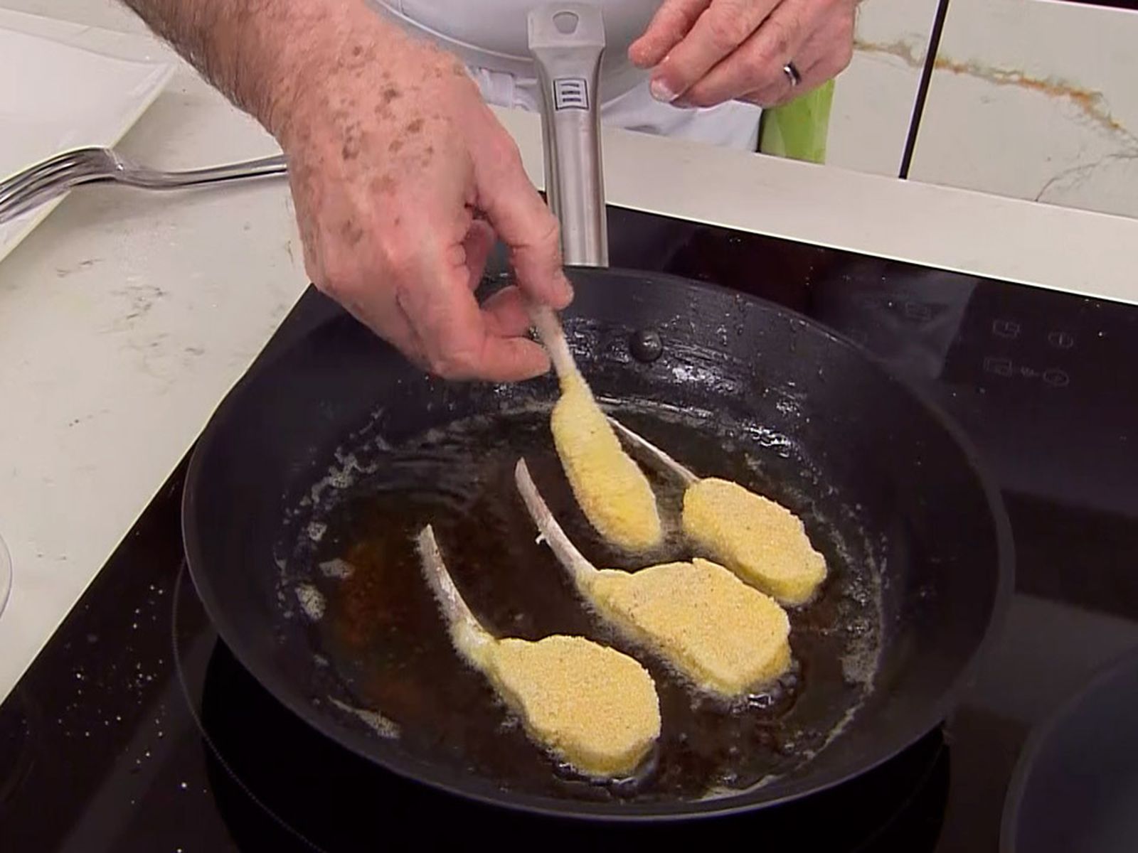 KARL66770321 chuletillas de cordero villeroy receta karlos arguinano paso4