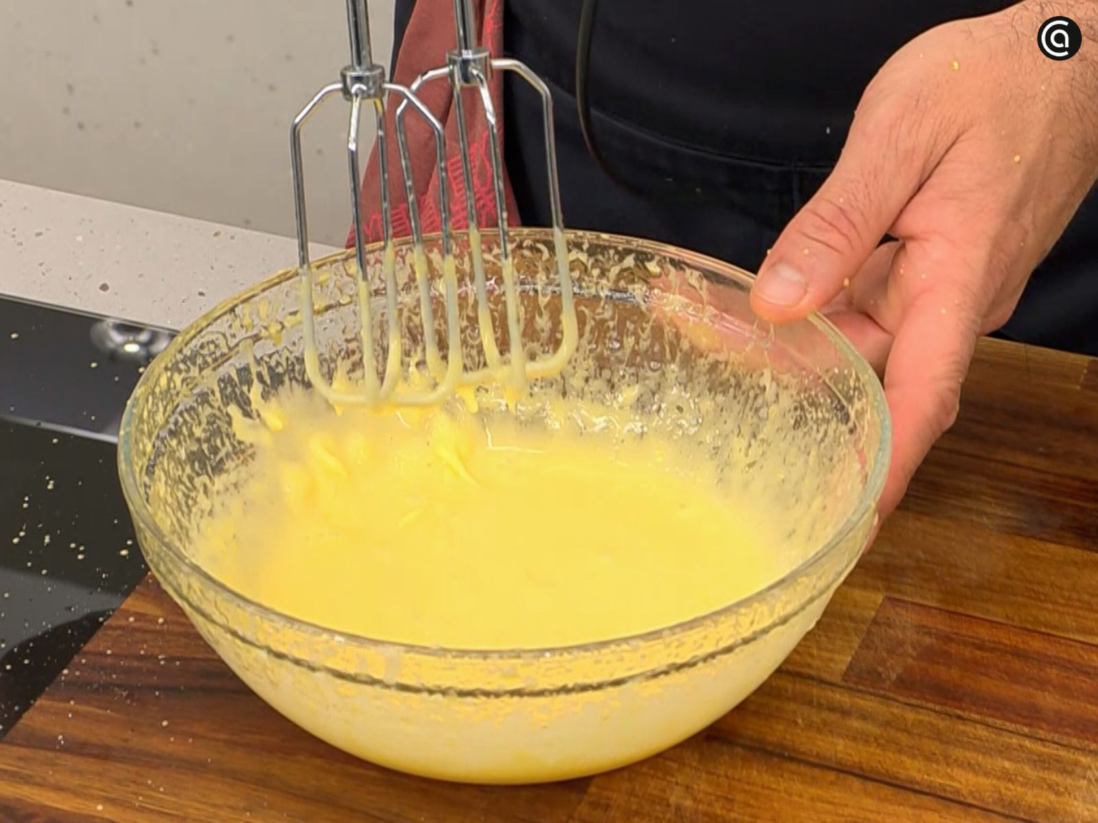 Bate hasta lograr una salsa cremosa.