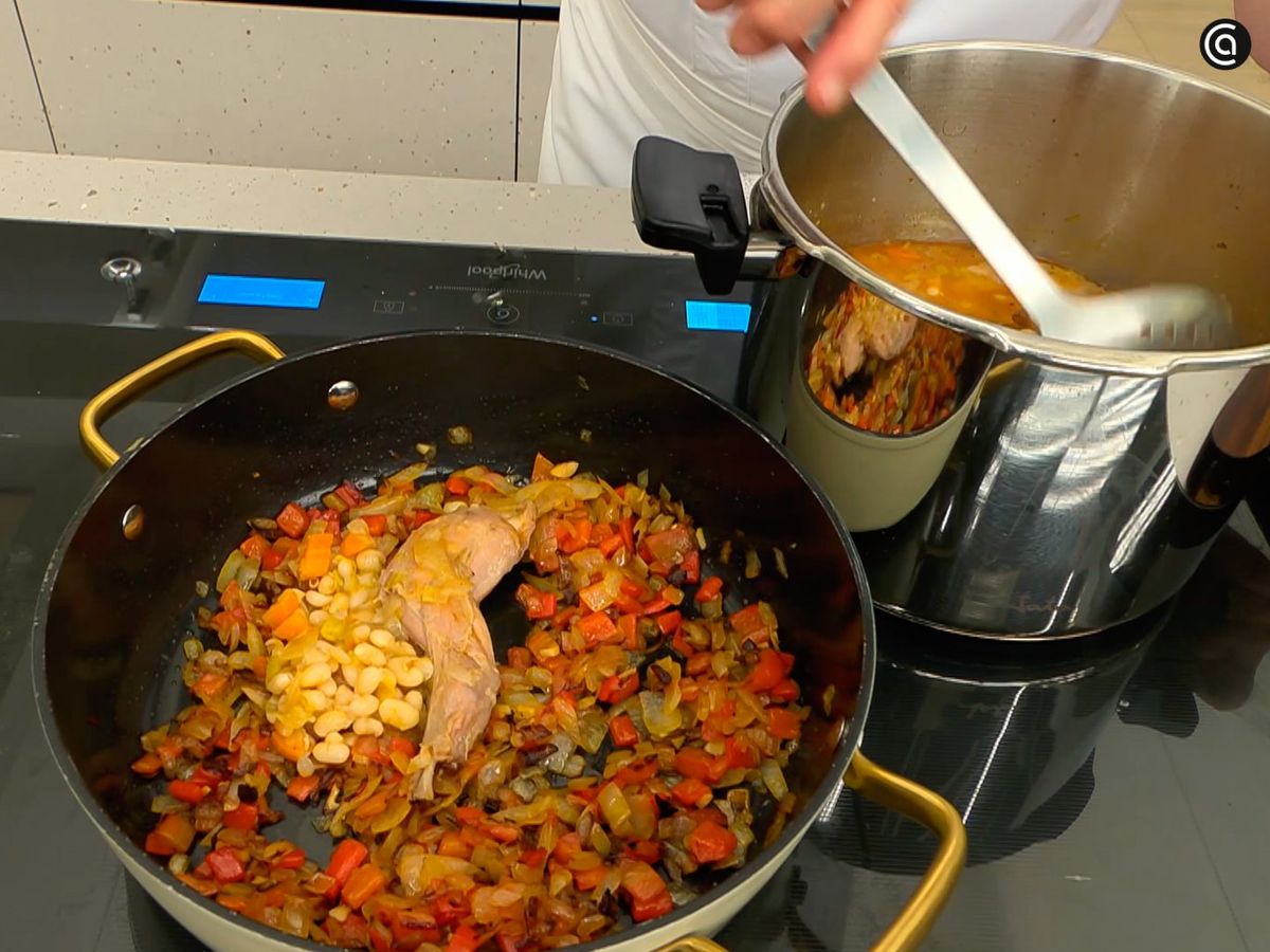 Añade el conejo y las alubias al sofrito