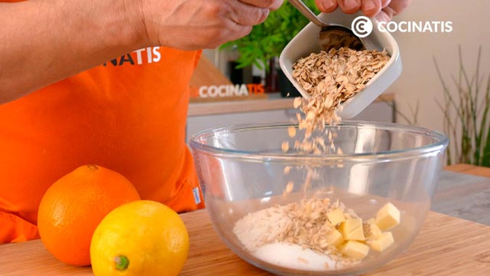 Mezcla la harina, el azúcar, la mantequilla, los copos de avena y la ralladura de limón y la de naranja Receta de crumble de fresas paso 2
