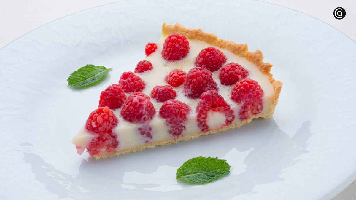 Tarta de chocolate blanco con frambuesa, una opción colorida y con mucho sabor