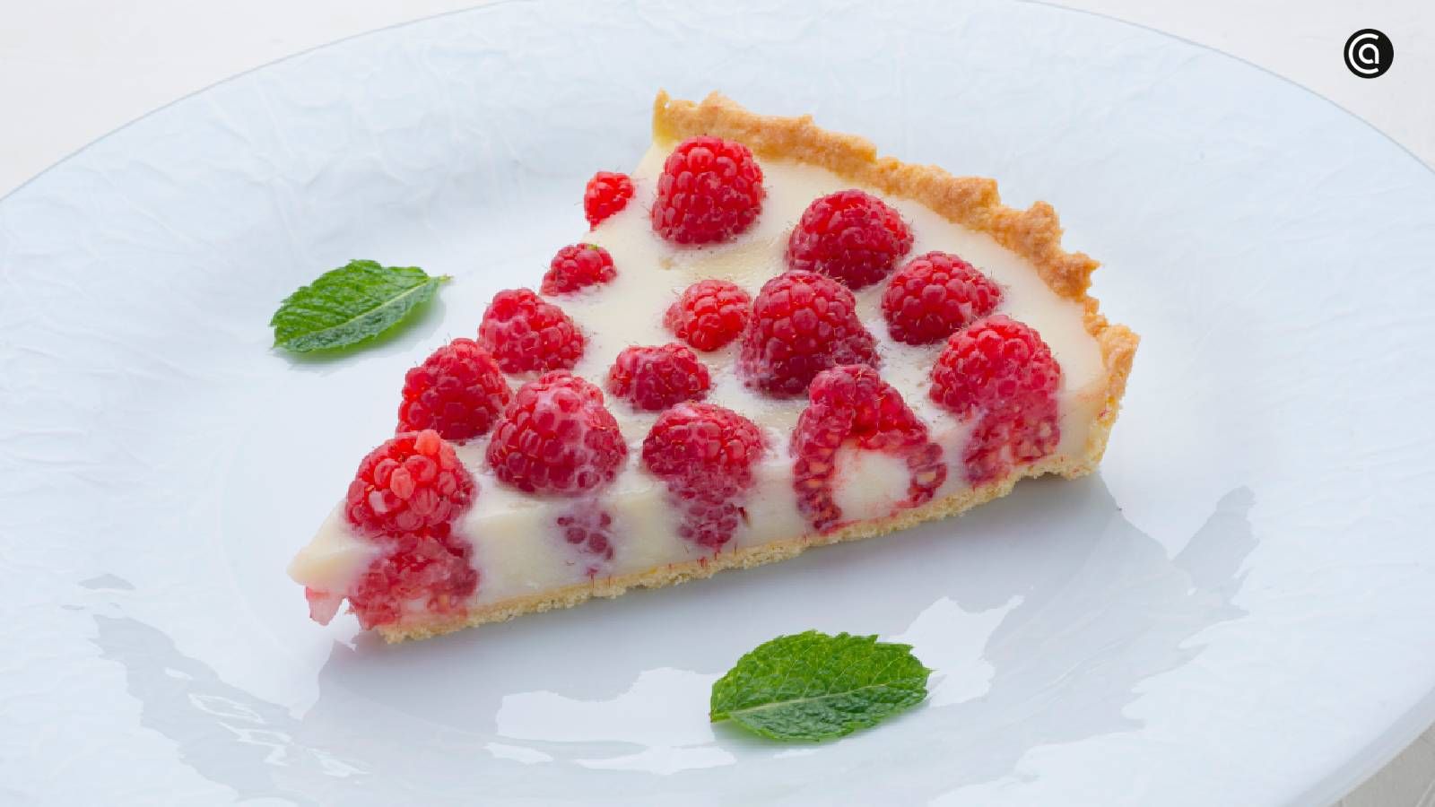 Tarta de chocolate blanco con frambuesa, una opción colorida y con mucho sabor