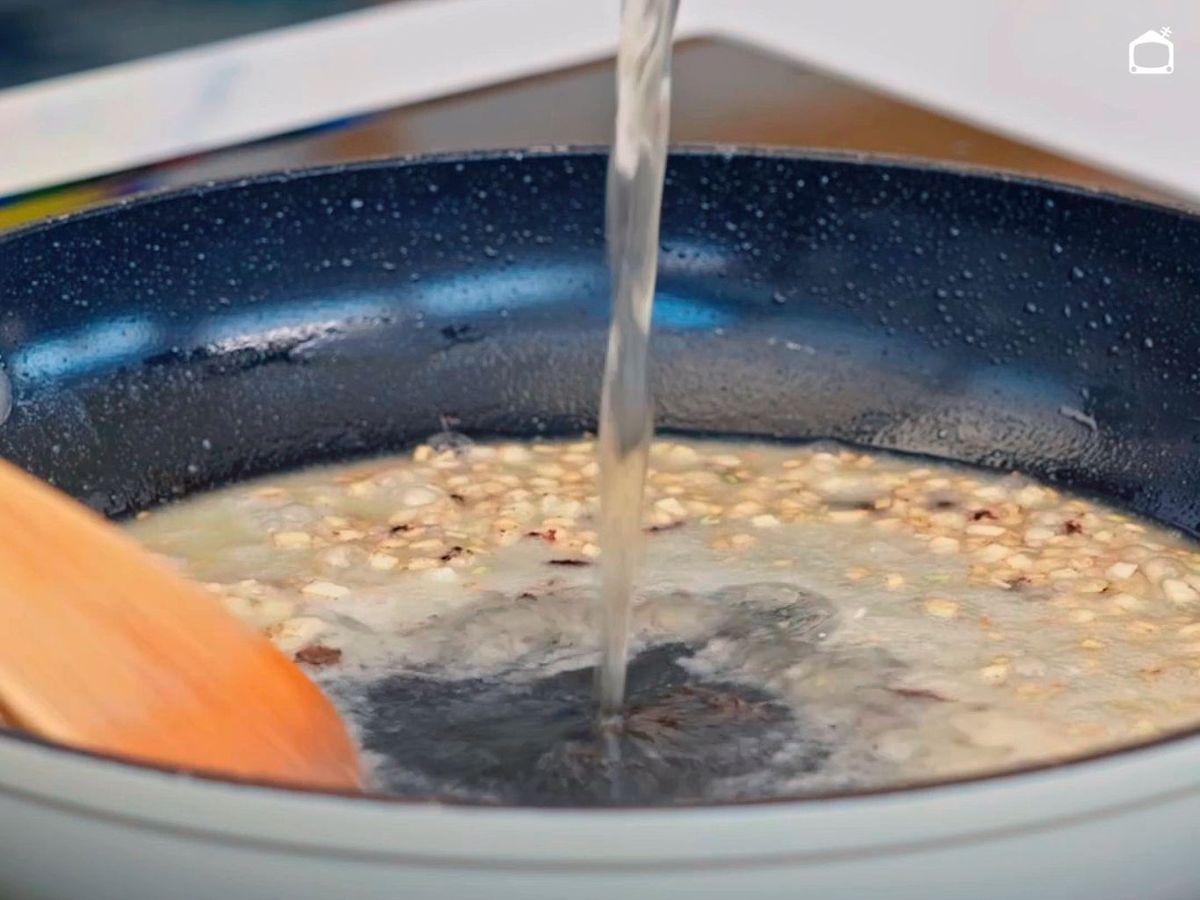 Prepara la salsa para el solomillo de cerdo