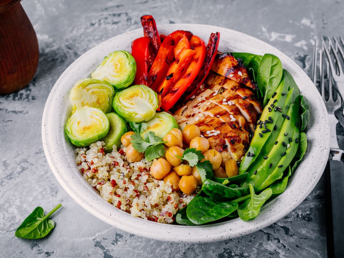 Plato ligero y nutritivo, con quinoa, hortalizas, garbanzos, aguacate y pollo como protagonistas.