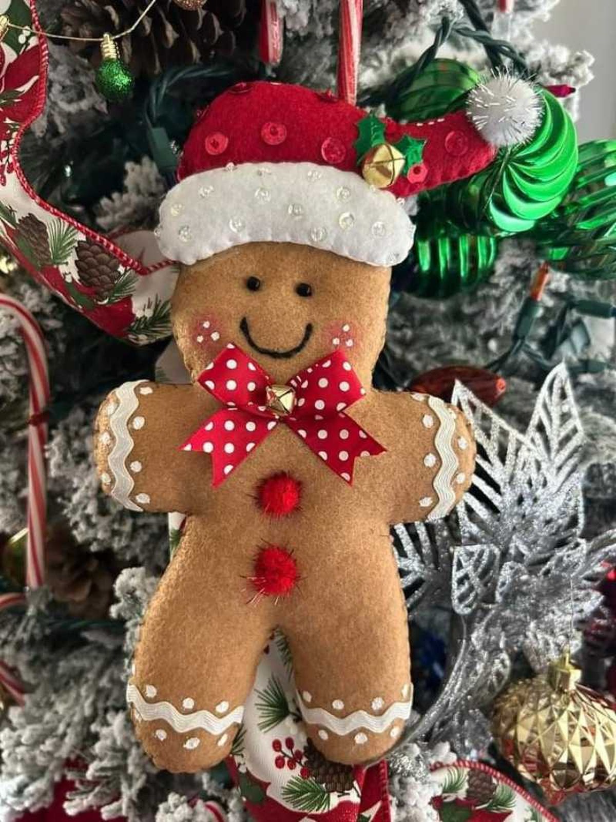 Galleta de jengibre de fieltro adornando el árbol de Navidad.