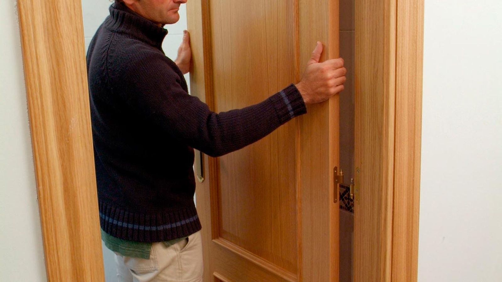 Arreglo de roce en puerta paso 3 Arreglo de roce en puerta paso 3