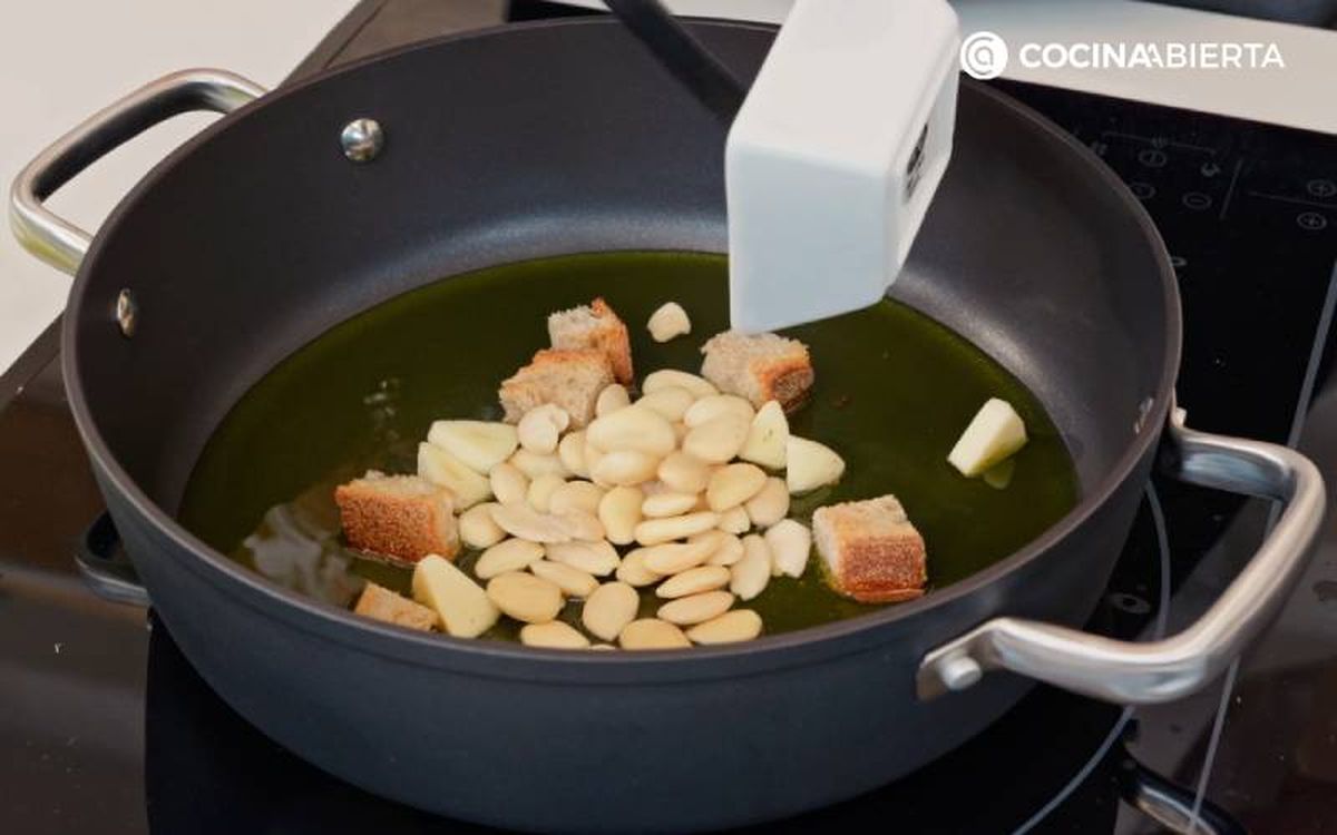 Ingredientes de la receta de sopa de bogavante - Sofríe el ajo, el pan tostado y las almendras