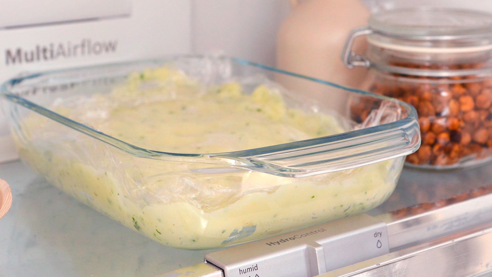 Vierte la masa en una fuente y llévala a la nevera Croquetas de patata y bacalao Paso 4