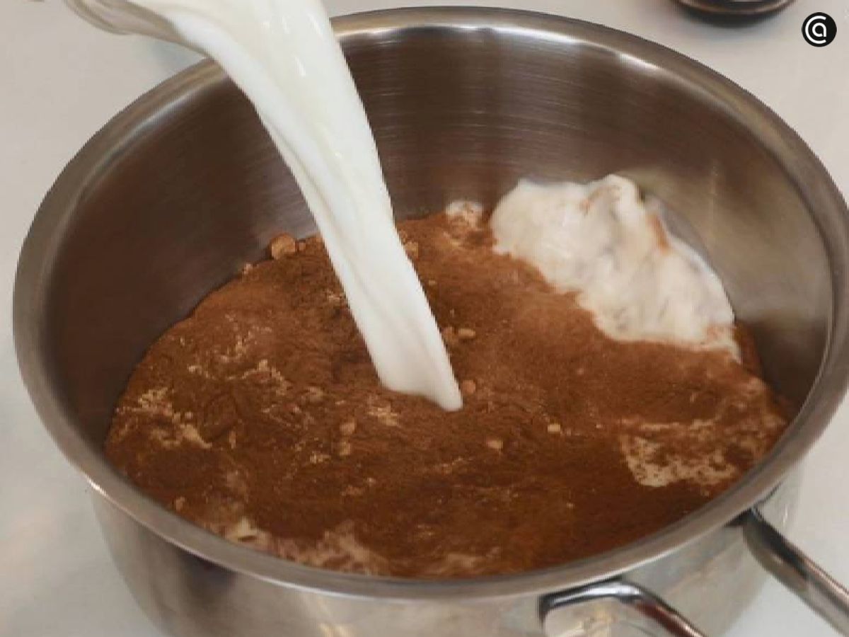 Añade leche, puede ser animal o vegetal y especias al gusto a tu gingerbread latte
