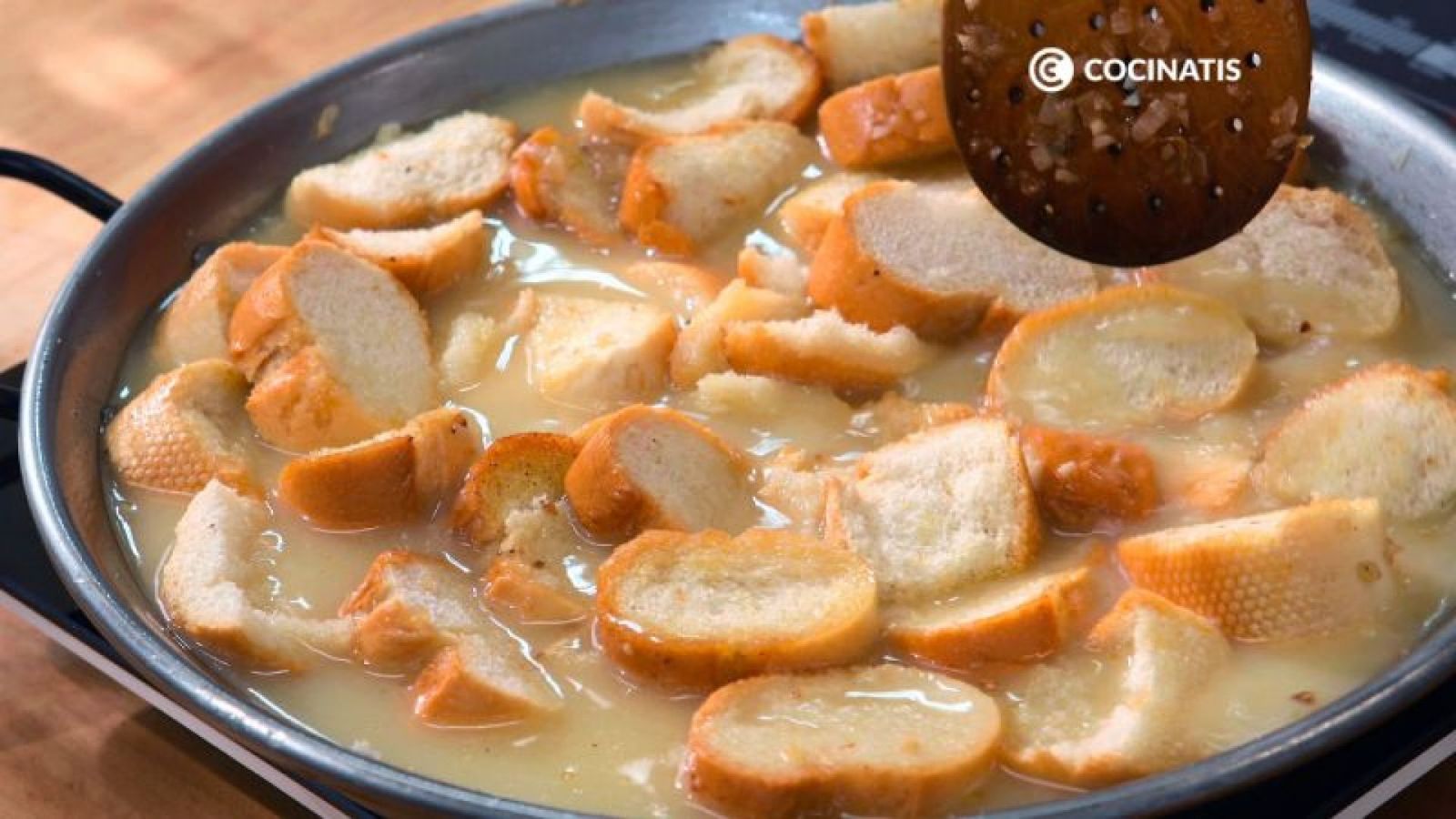 Cubrimos el pan con el caldo Cubrimos el pan con el caldo