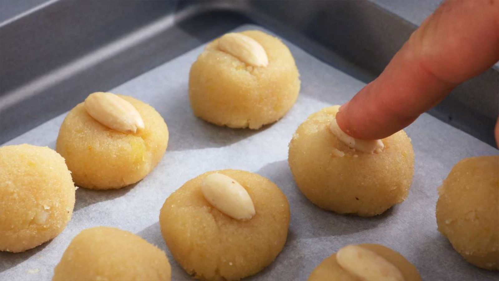 Pon una almendra o piñón sobre las bolitas Panellets caseros Paso 5