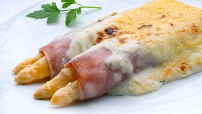 Espárragos gratinados con jamón y bechamel