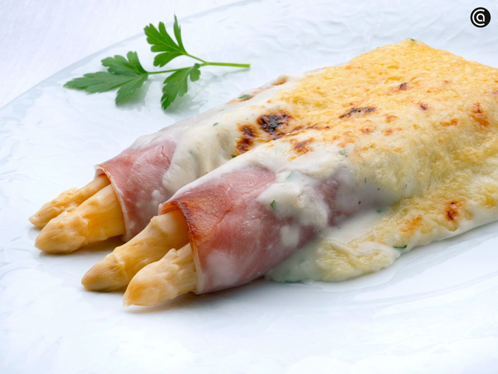 Espárragos gratinados con jamón y bechamel
