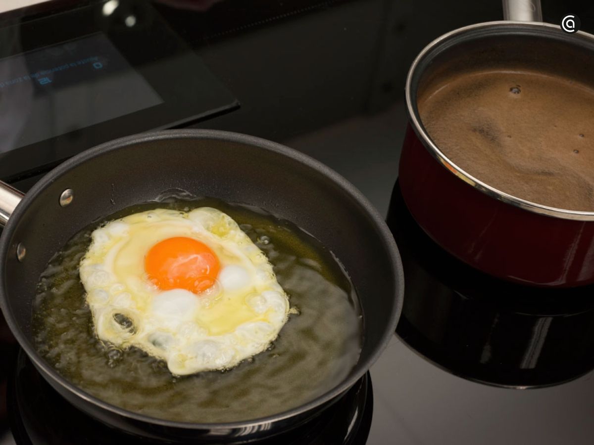 Fríe el huevo y un cazo prepara el café