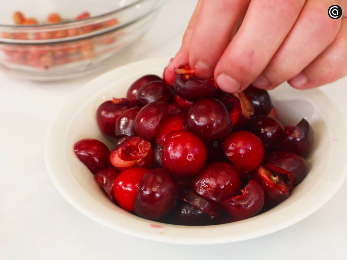 Corta las cerezas y retírales el hueso