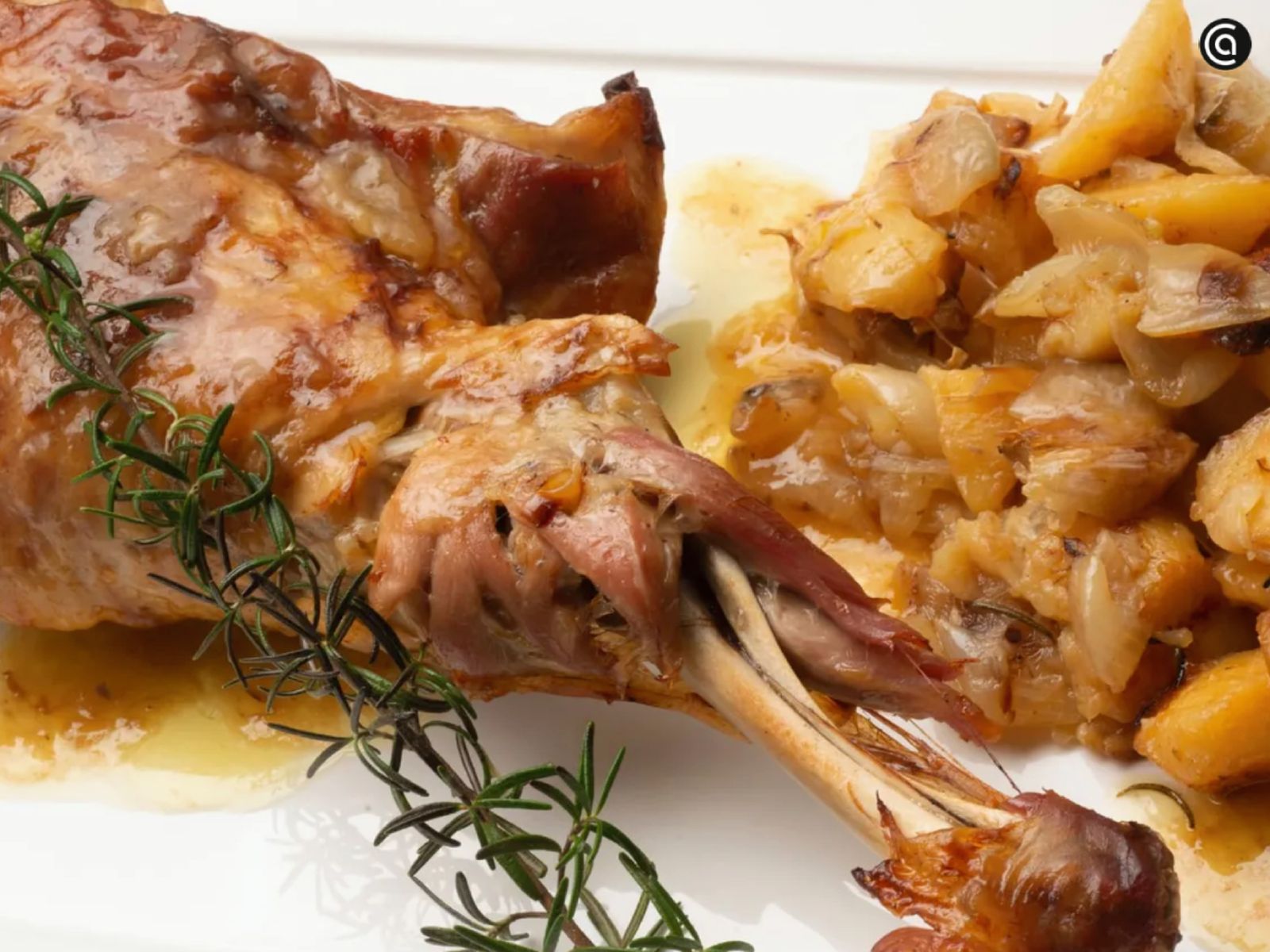 Paletilla de cordero con patatas, un asado sin gluten tierno y aromático que pone el broche principal al menú de Navidad.