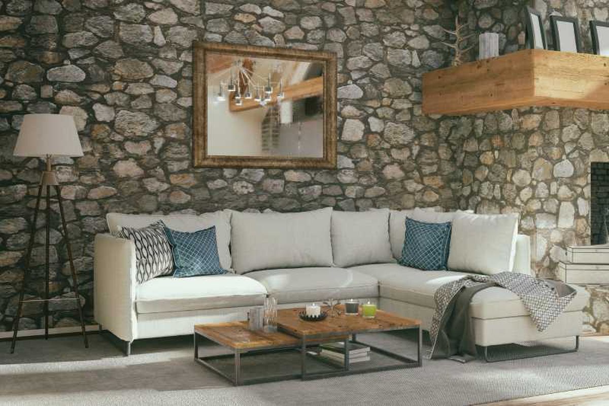 Salón elegante con pared de piedra.