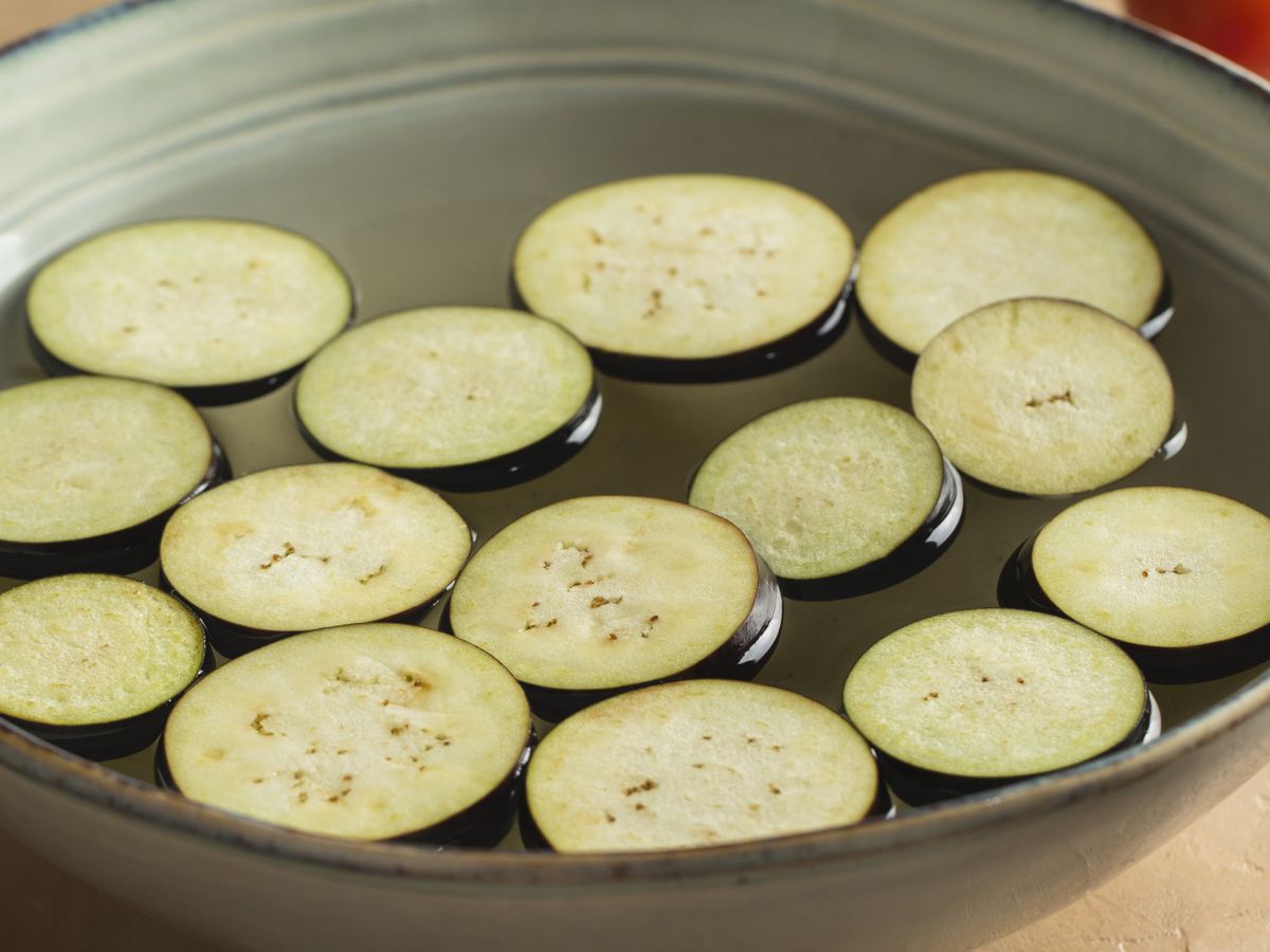 Berenjenas en remojo: el paso clave para reducir el exceso de aceite al freírlas.