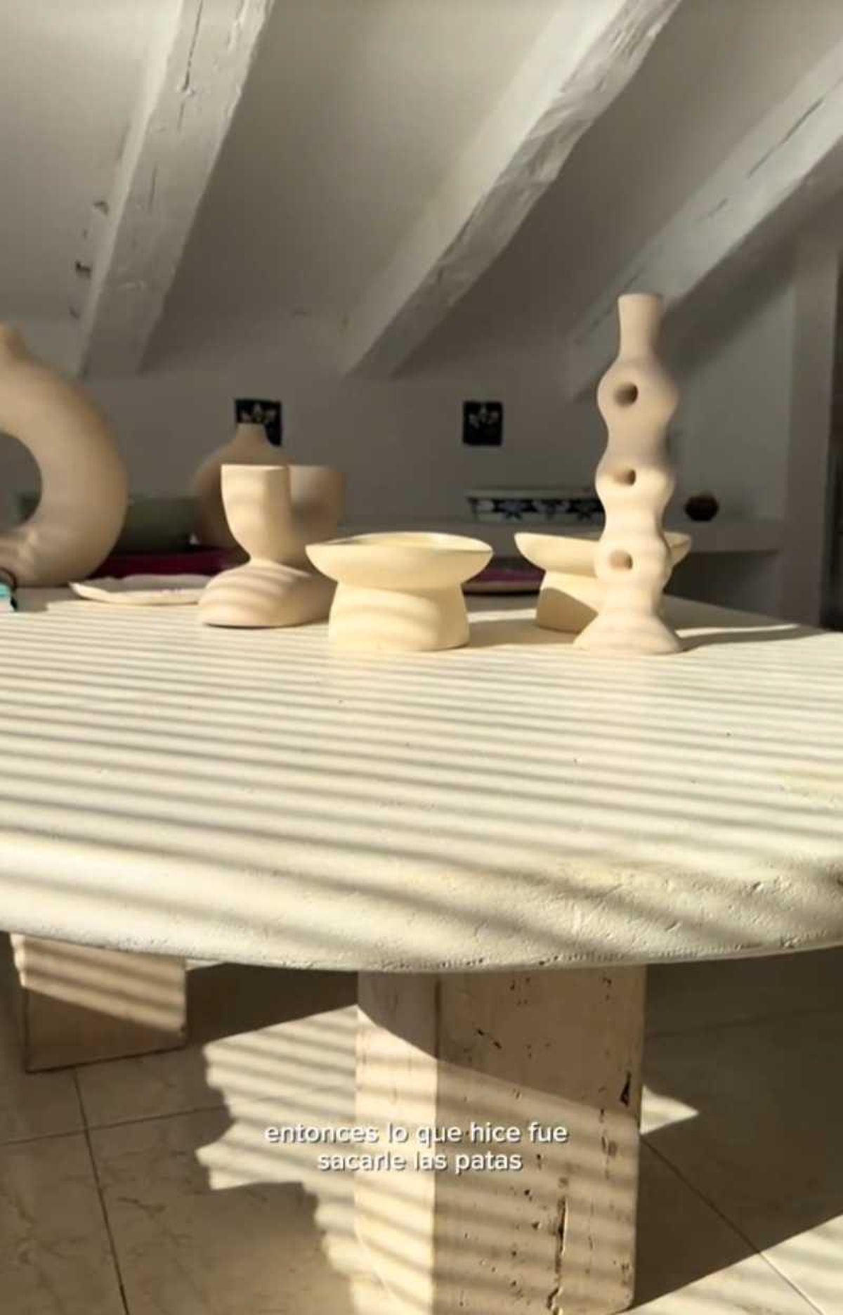 Mesa del comedor con la altura adaptada. / @miriperezc (TikTok)