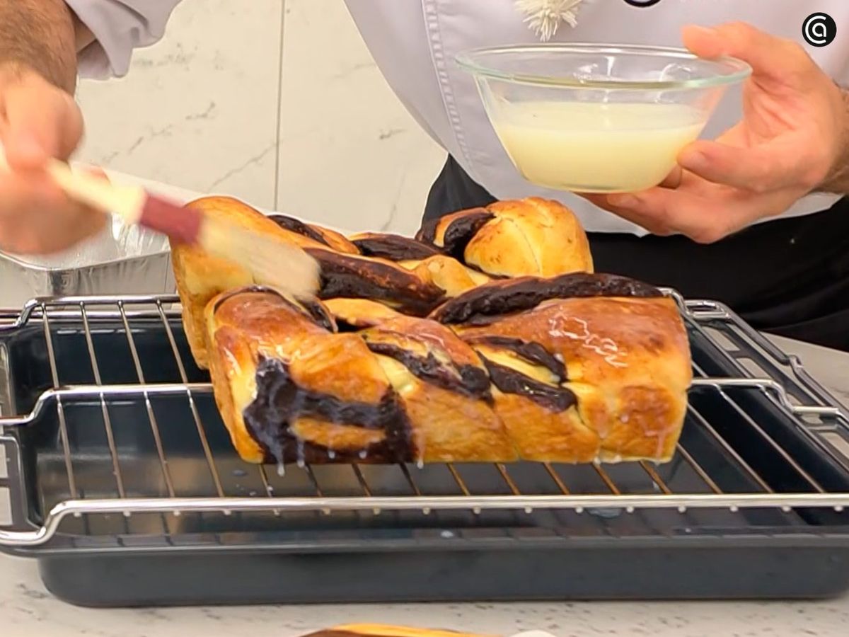 Coloca el brioche babka sobre una rejilla