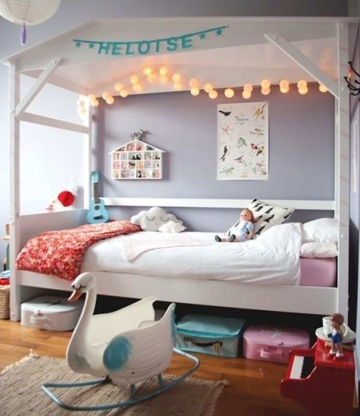 Cama con forma de casa con guirnalda de luces.